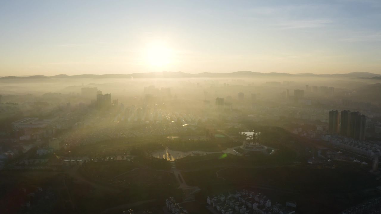 晨雾中的城市公园