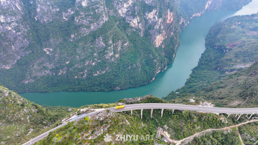 航拍山区公路  贵州关兴公路 3