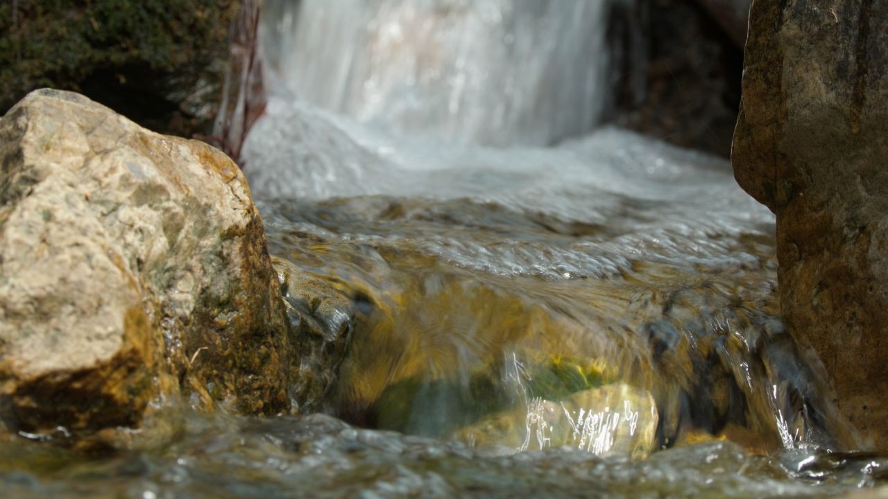 清澈山泉水温泉矿泉水小溪山涧 33