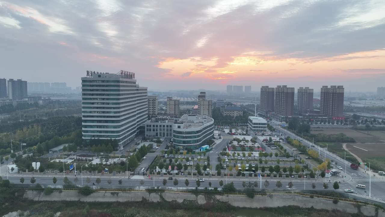 晨曦中的城市全景