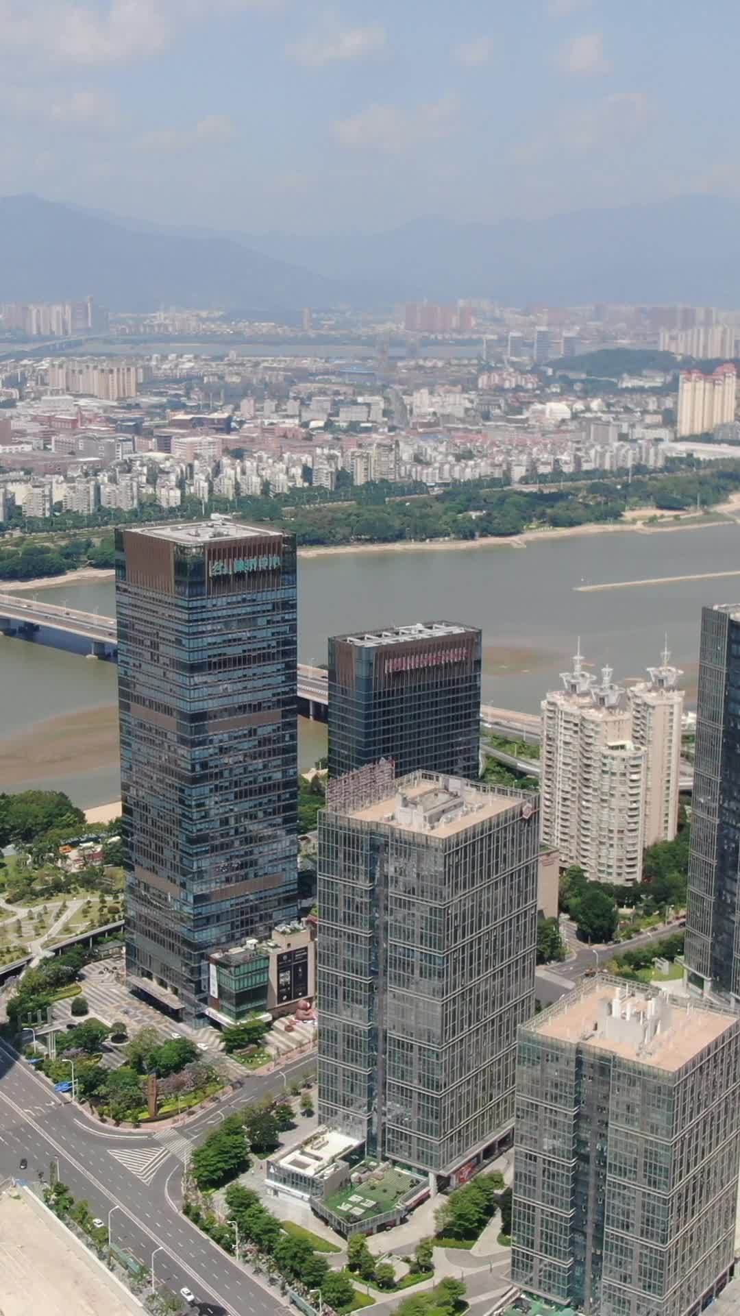 城市天际线与河流风光