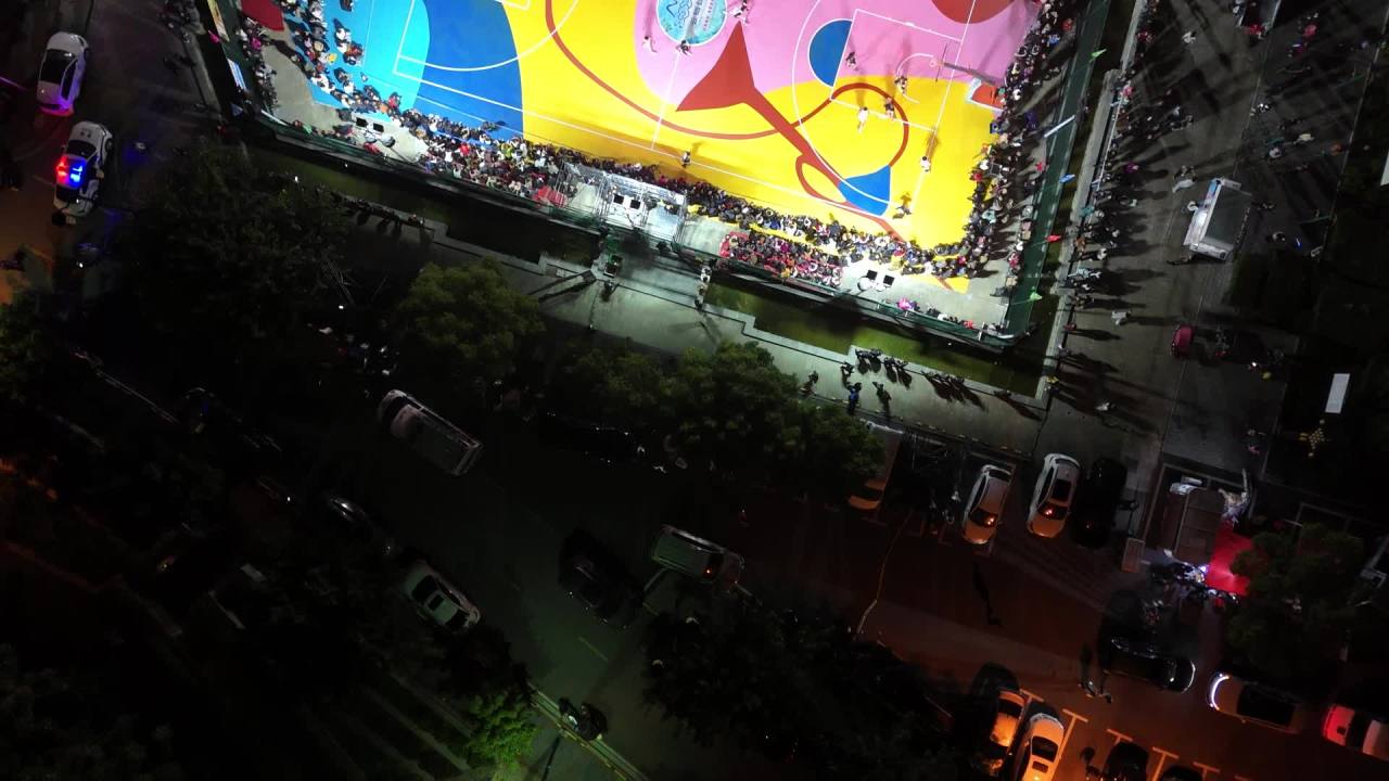 夜晚彩色篮球场俯拍