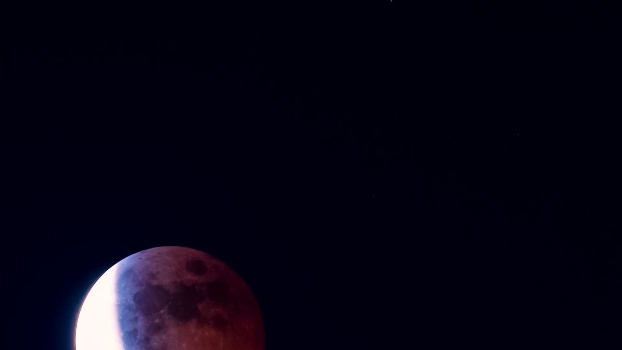 月全食蓝丝带月掩天王星延时摄影