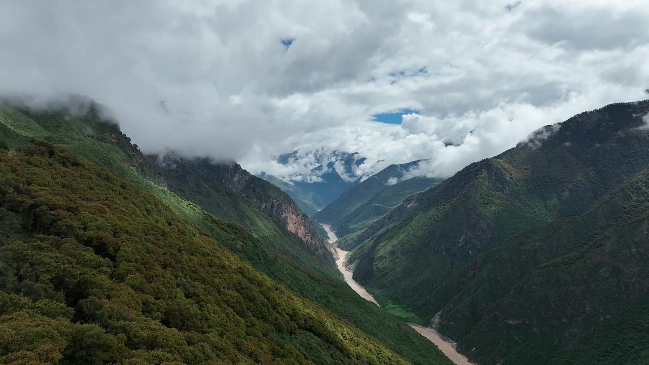 云雾缭绕的高山峡谷全景