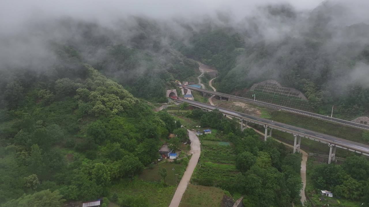 山间云雾中的铁路