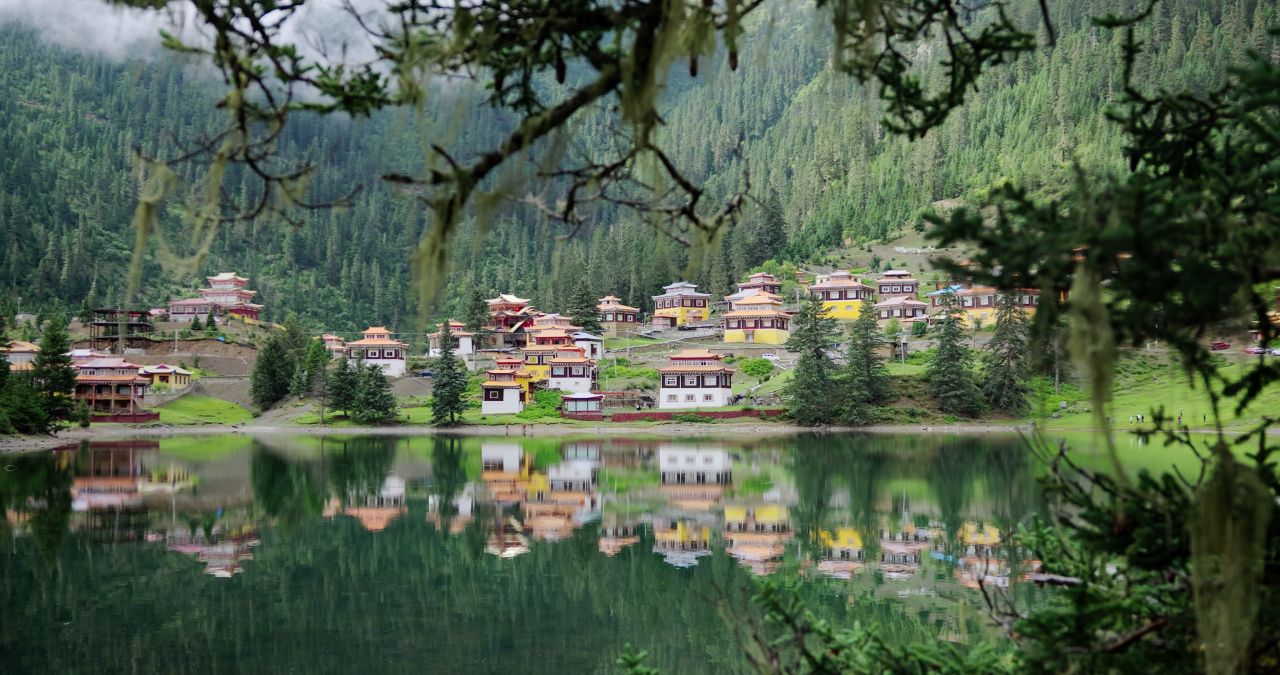 川西措卡湖唯美自然风光特色建筑