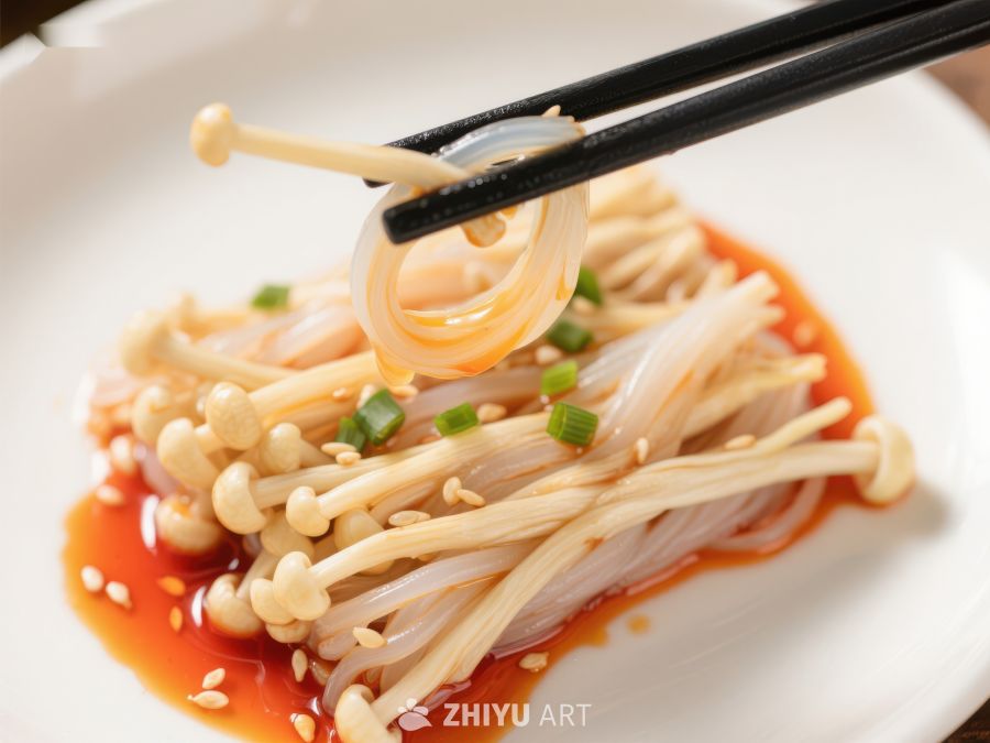 筷子夹起金针菇，淋上红油酱 679