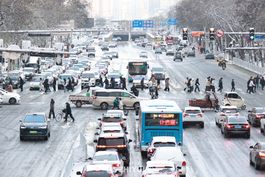 兰州市迎来2025年入冬首场降雪 12