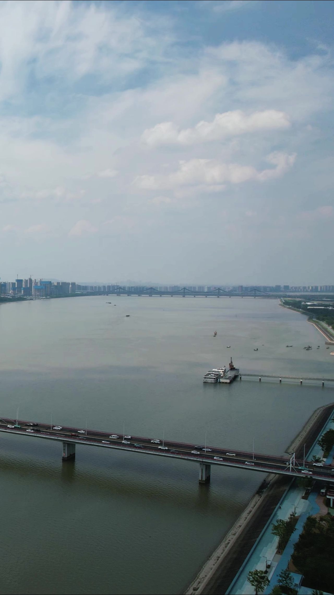 浙江杭州钱塘江风光竖屏航拍 