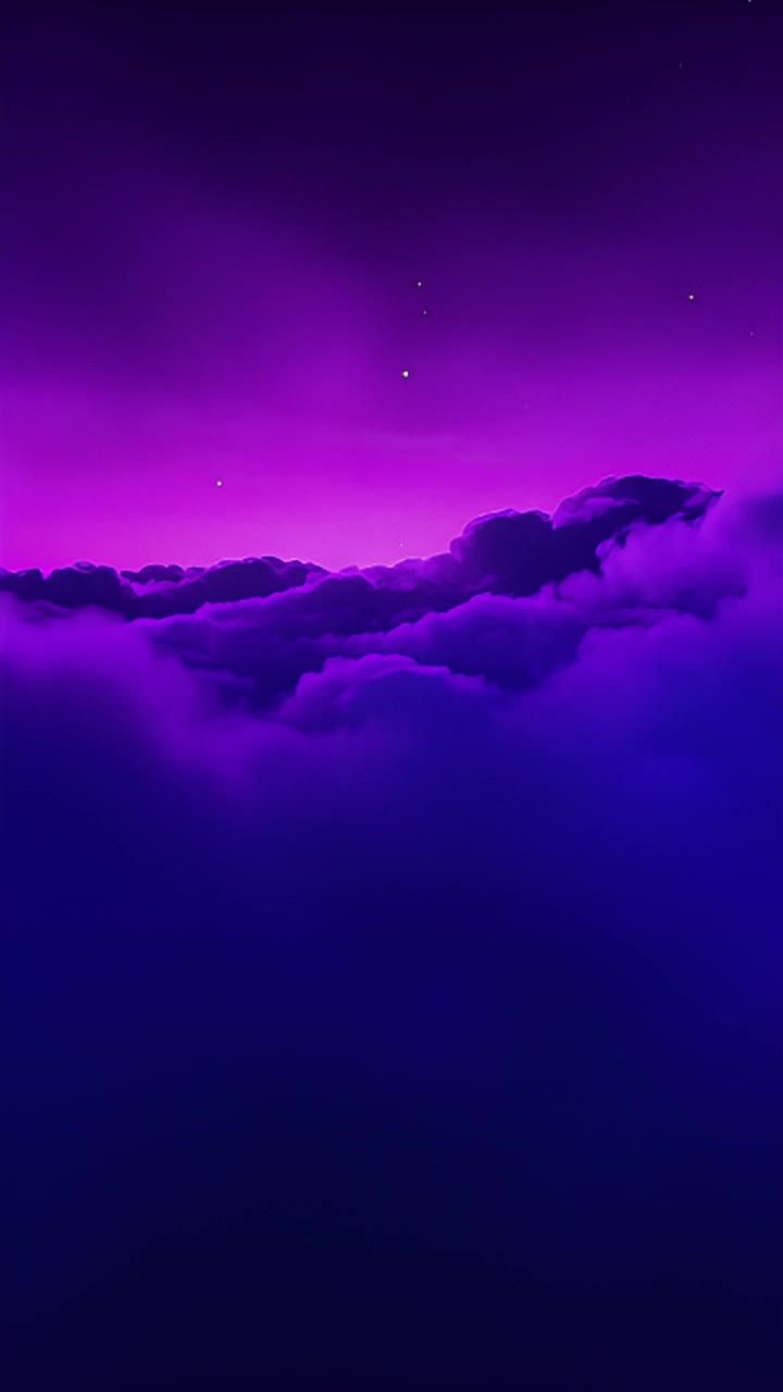 深紫色的天空中有云层，云层呈水平方向移动，天空中有