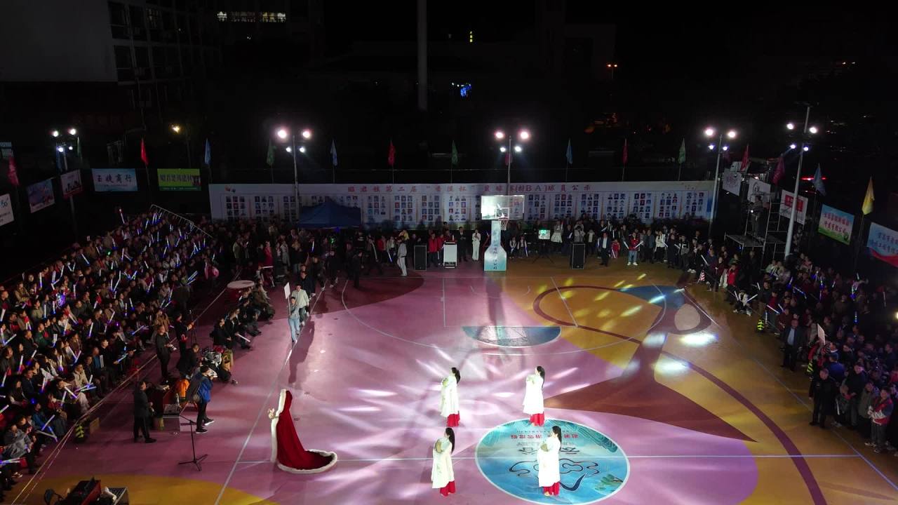 夜间篮球场表演庆典