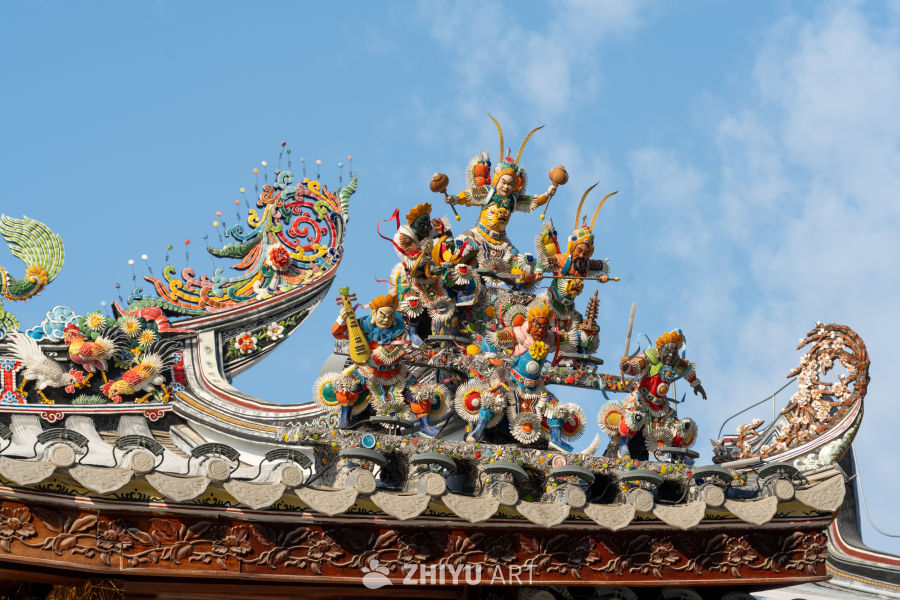 色彩斑斓的屋顶雕塑