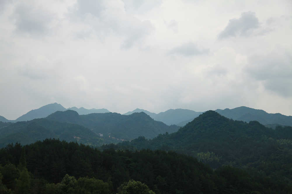 山峦和水库