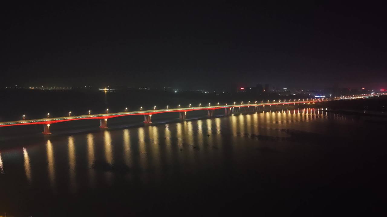 夜色中的霓虹桥