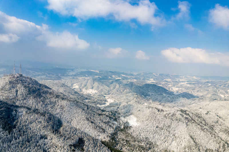 冬天森林蓝天白云雪景航拍图