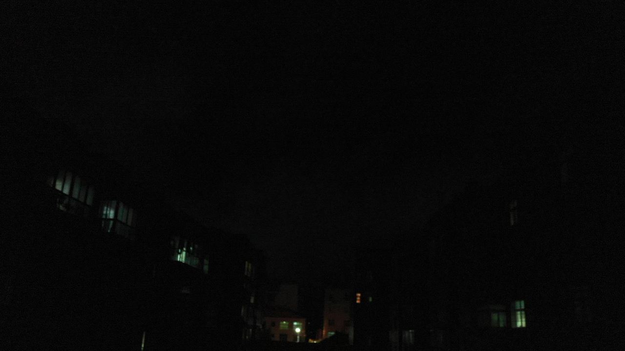夜幕下的城市与闪电