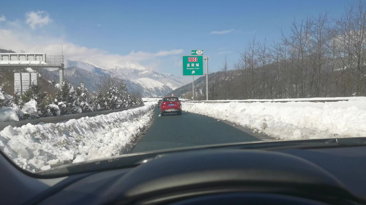 下雪的高速路