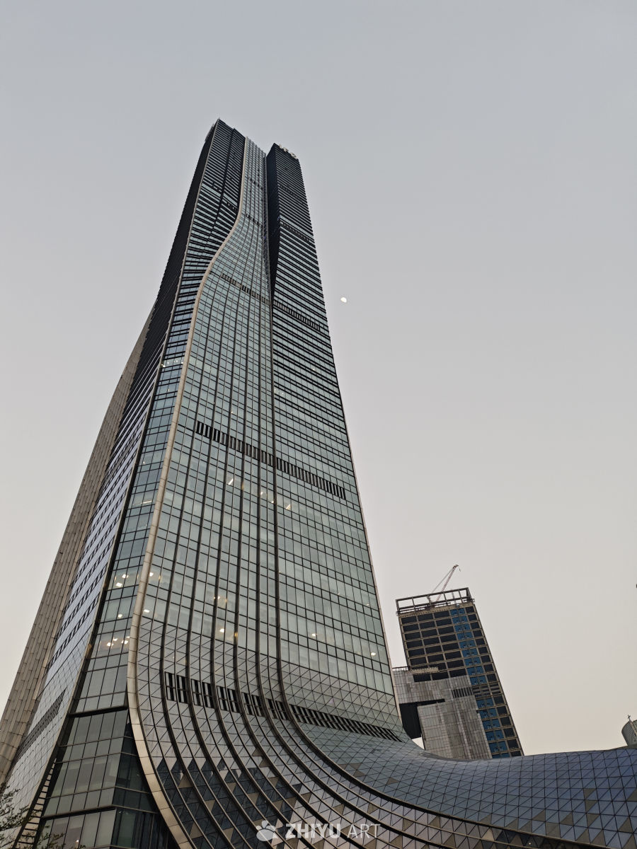 曲线摩天大楼的清晨景象