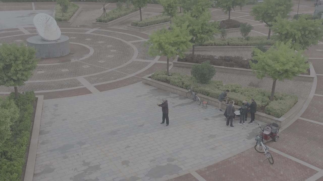 城市广场的悠闲时光