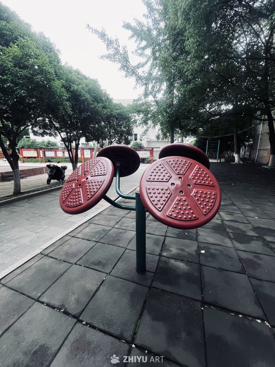 城市公园的户外健身区