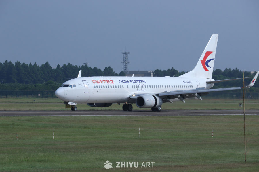中国东方航空客机在跑道上