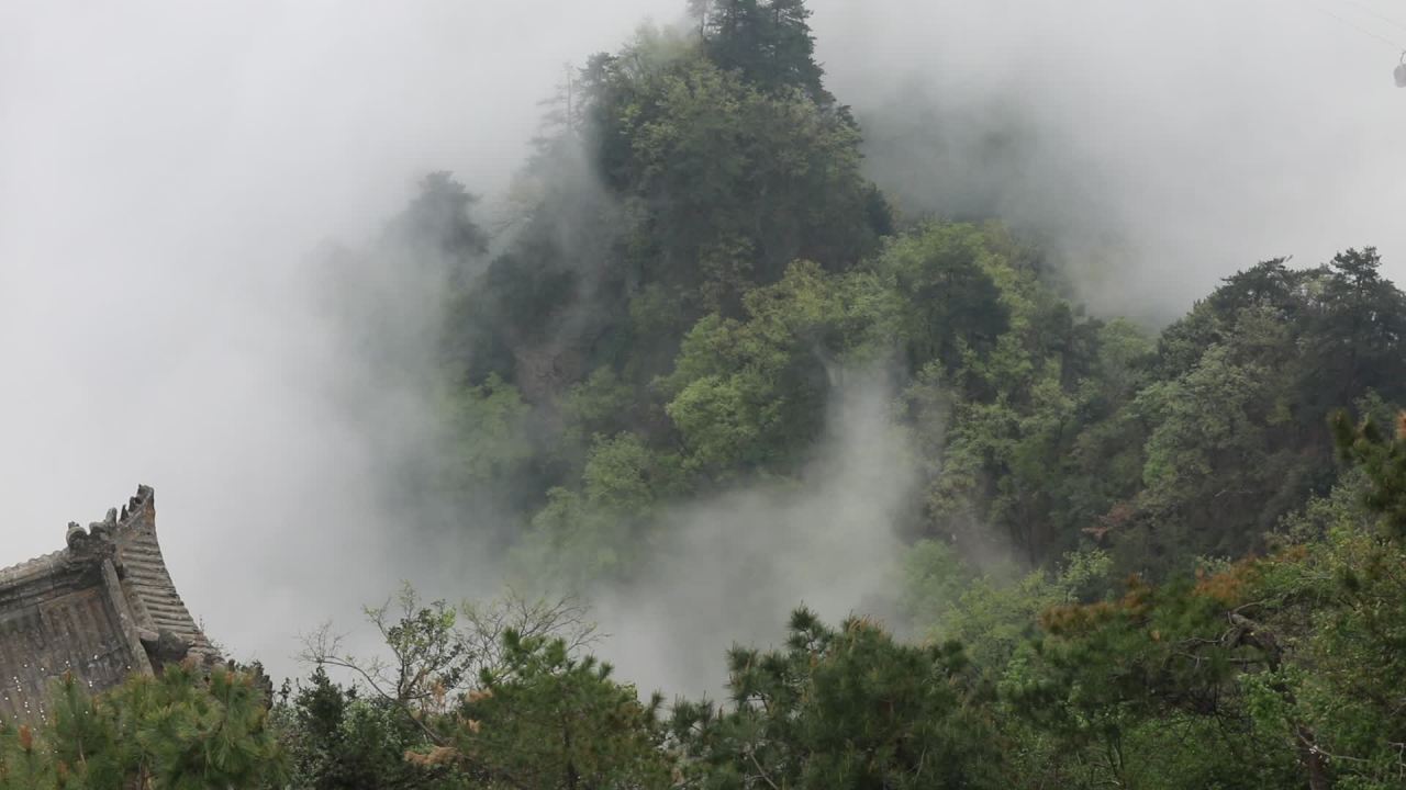 云雾缭绕的山间古韵