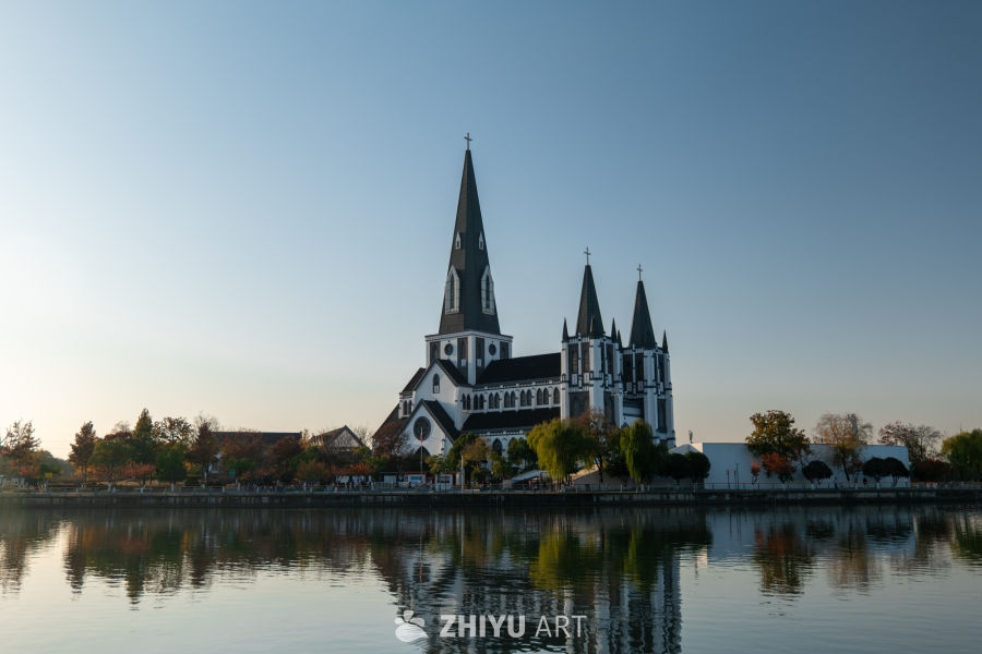 湖畔教堂秋景图