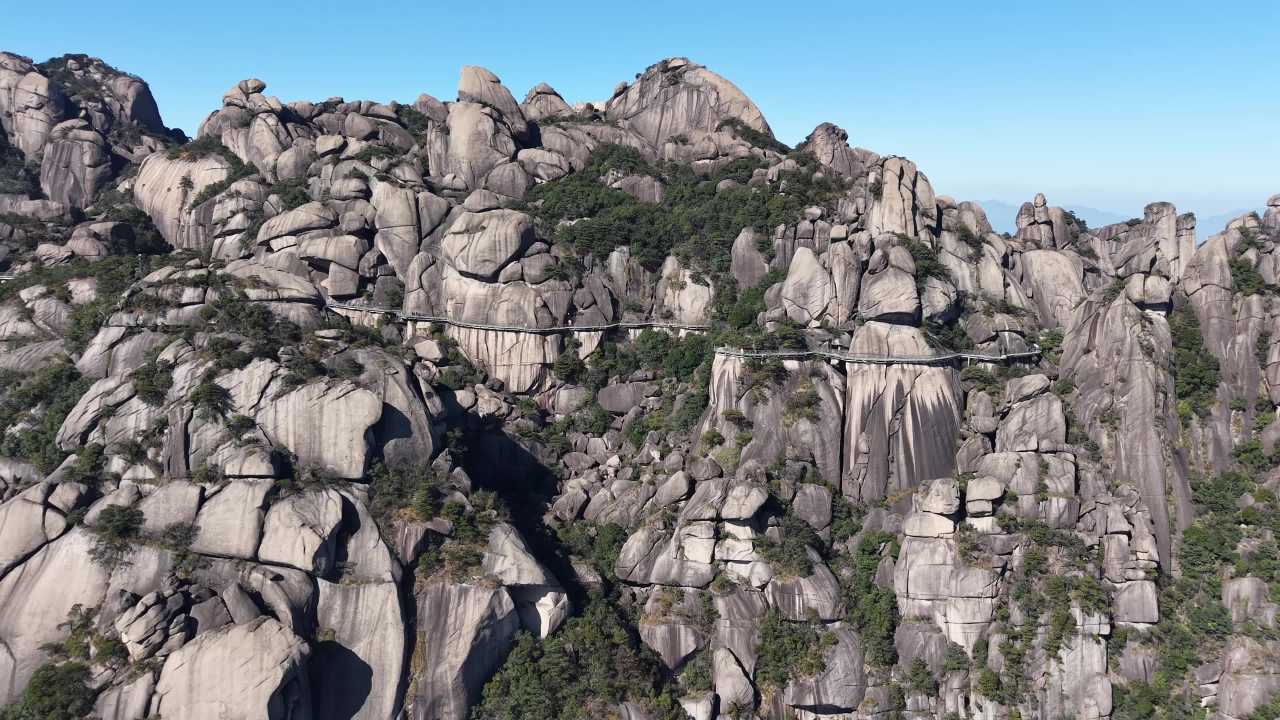 黄山奇观：悬崖上的悬索桥