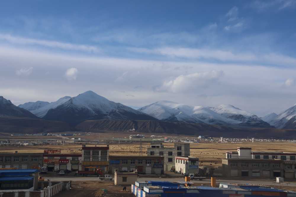雪山下的小镇