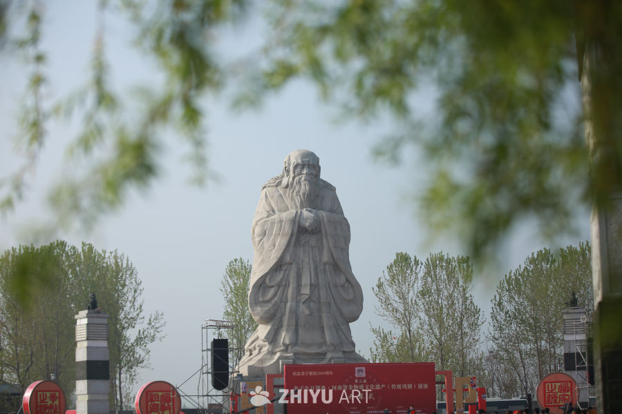 老子雕像与自然