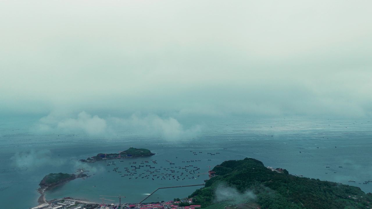 海雾弥漫中海岛渔村的航拍美景