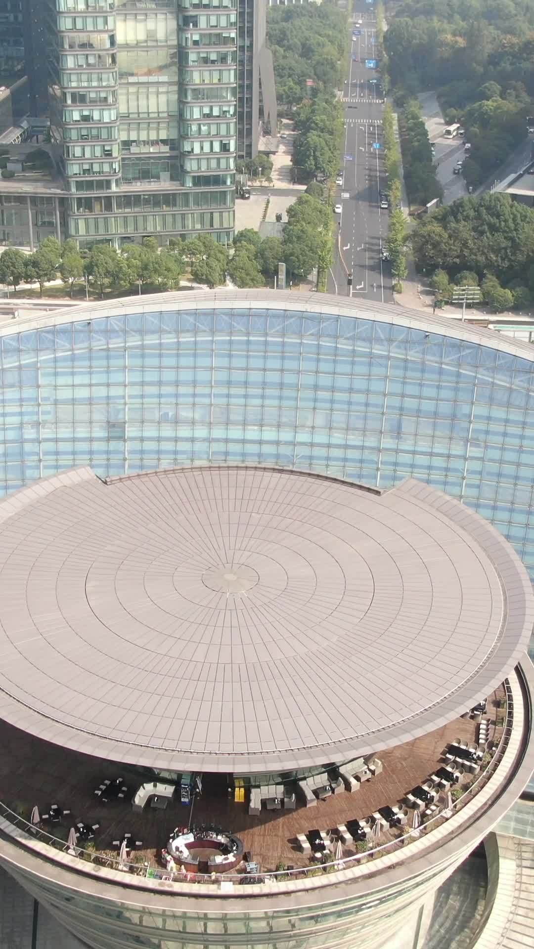 现代都市中的圆顶建筑