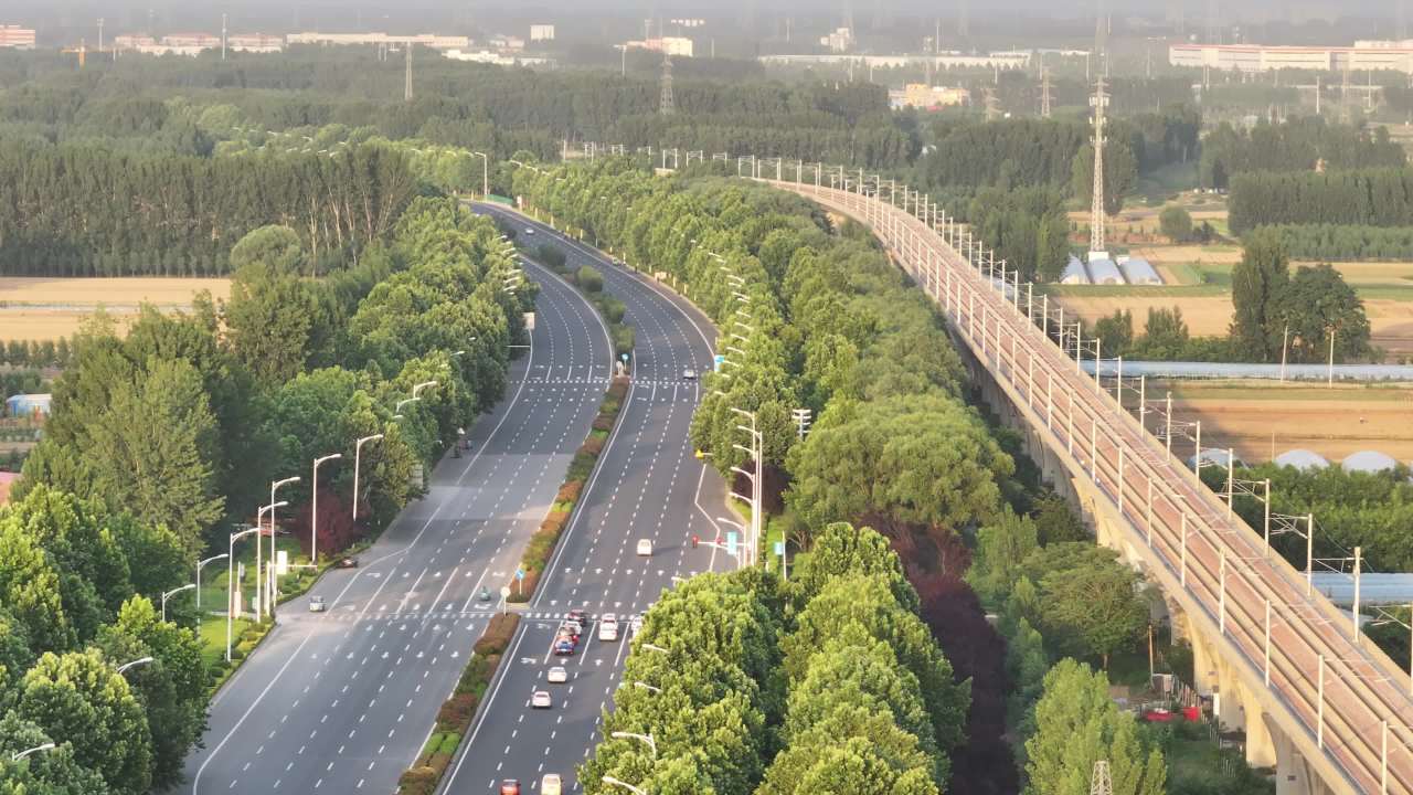清晨的高速公路与自然风光