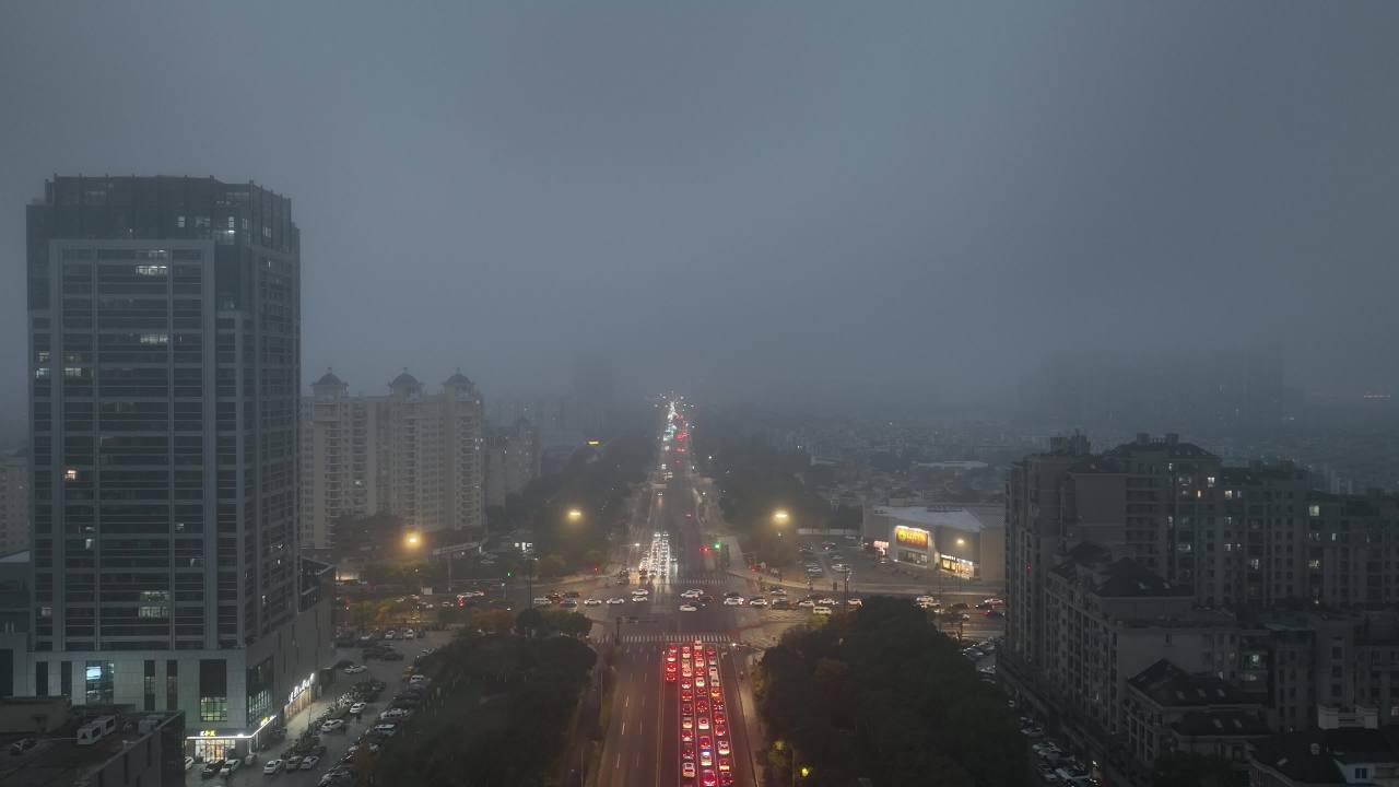 航拍雨雾天气下的昆山城镇风光 6