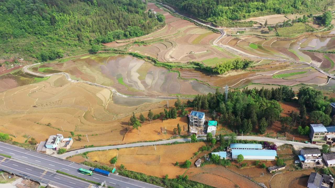梯田公路的宁静画卷