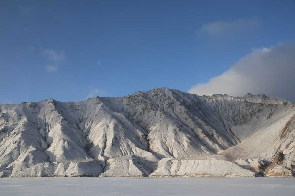 巍峨耸立的雪山