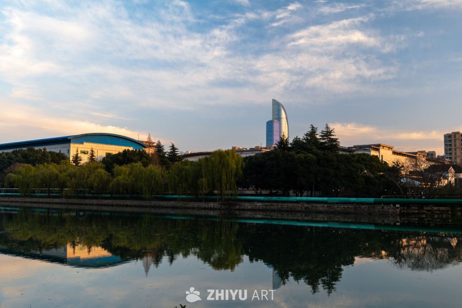 湖畔城市黄昏景