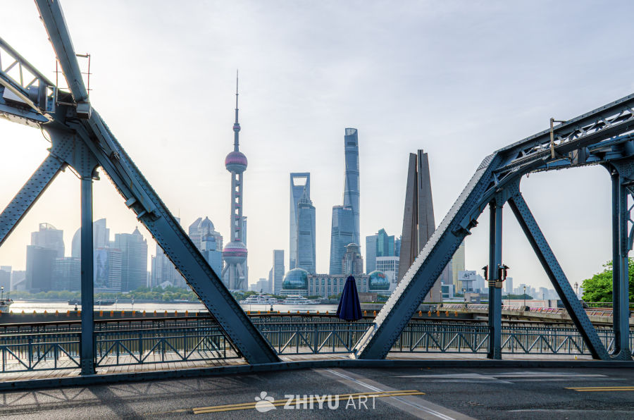 上海外滩铁桥与陆家嘴天际线