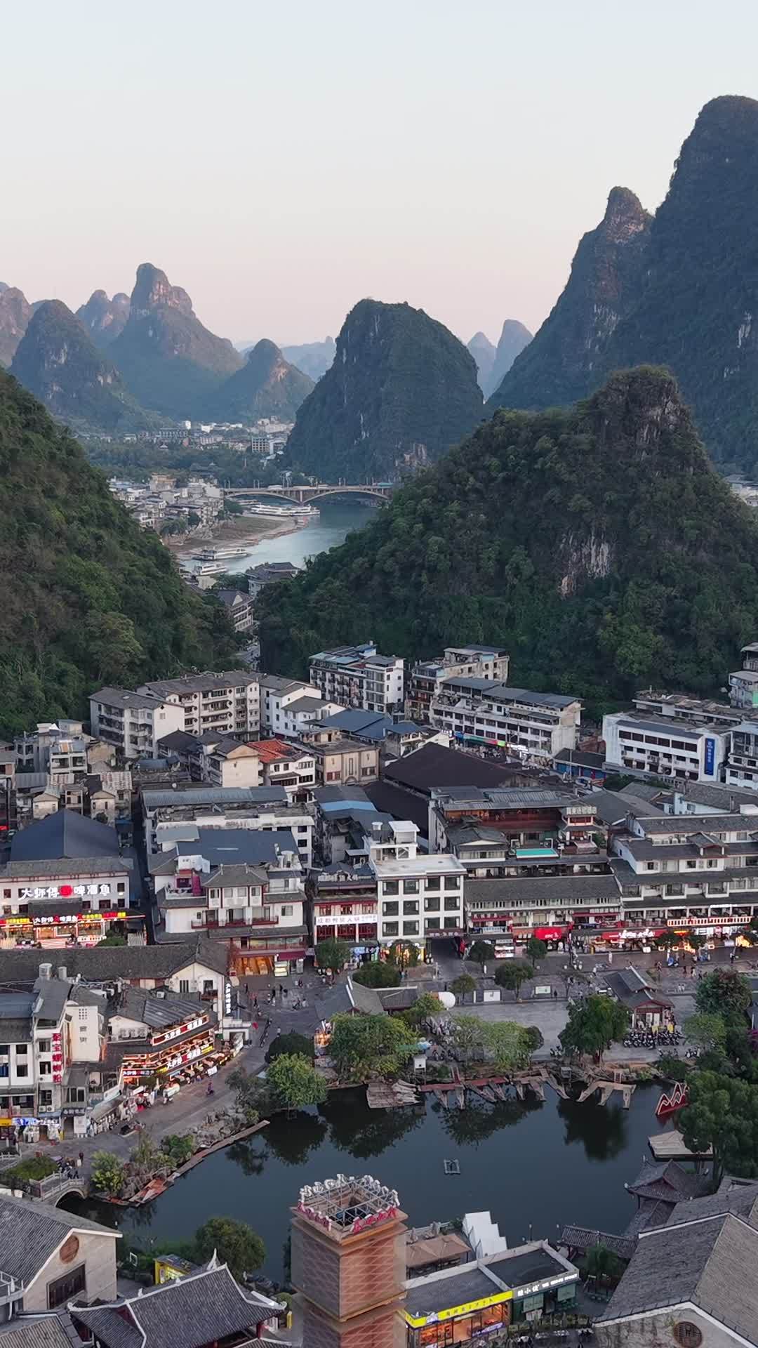 竖版航拍傍晚阳朔县城风光 