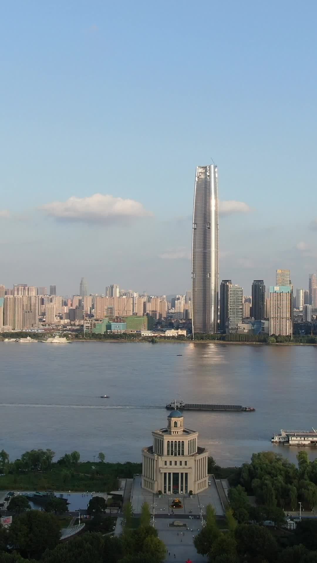 江边城市的壮丽景色