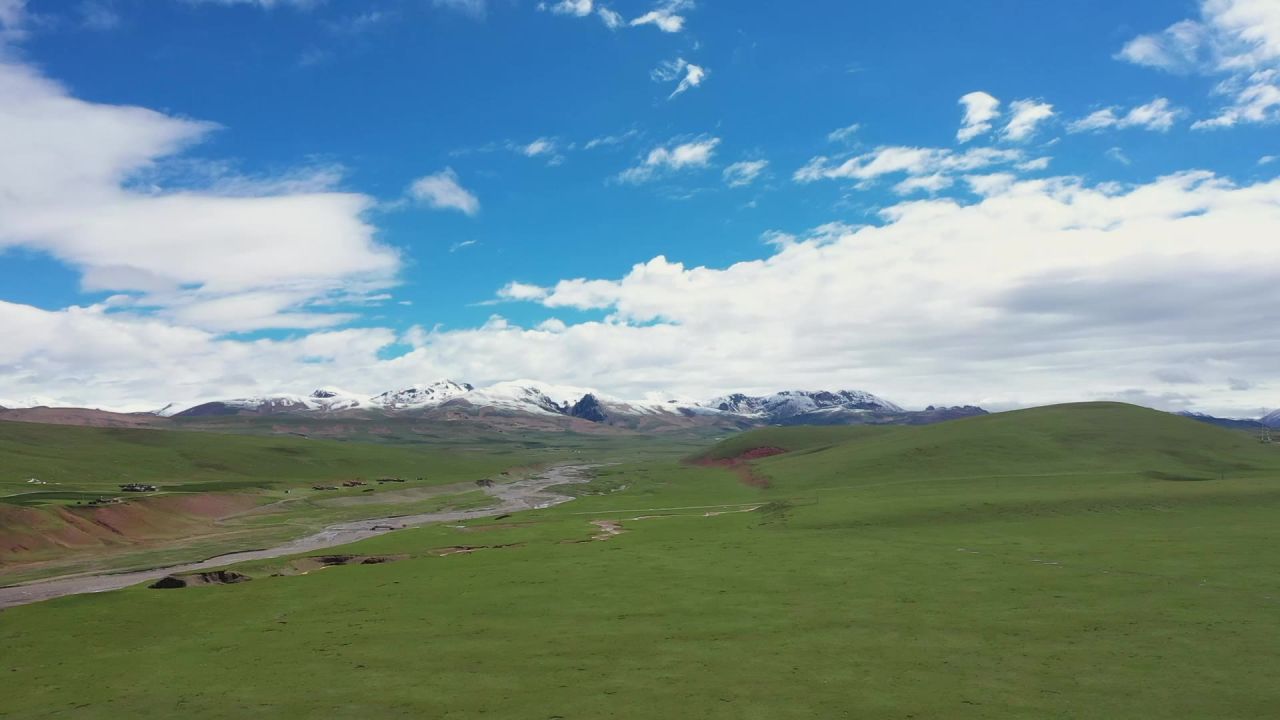 航拍那曲草原湿地风光