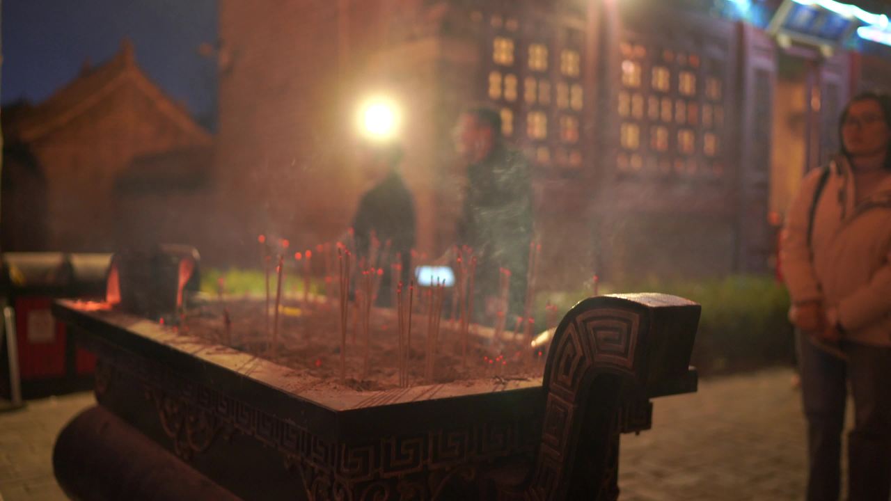 夜幕下的香火祈愿