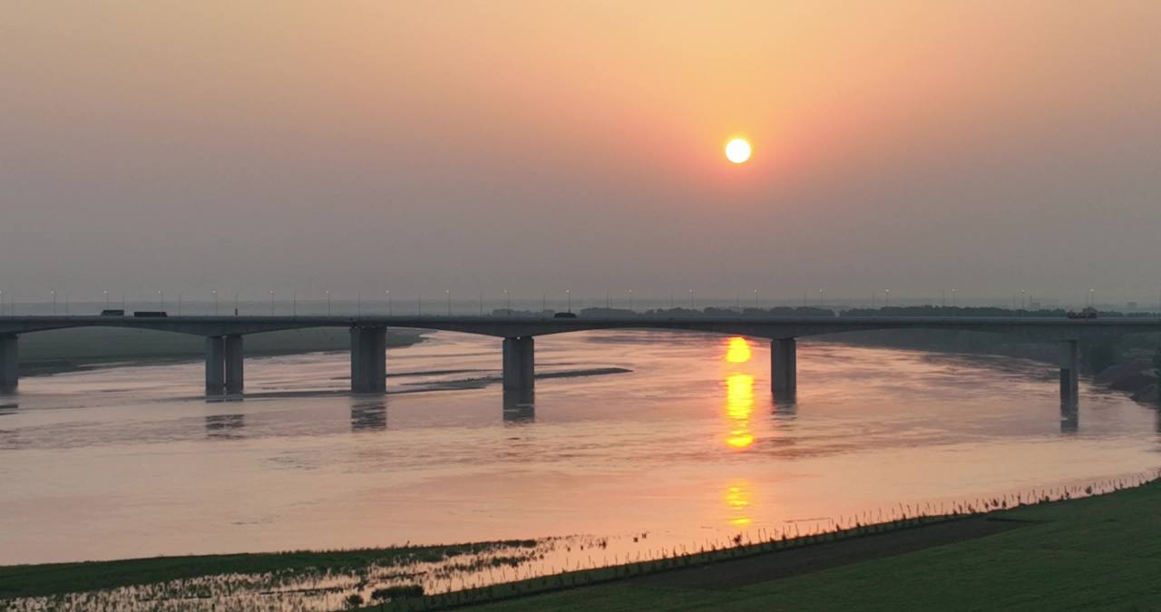 夕阳下的河桥