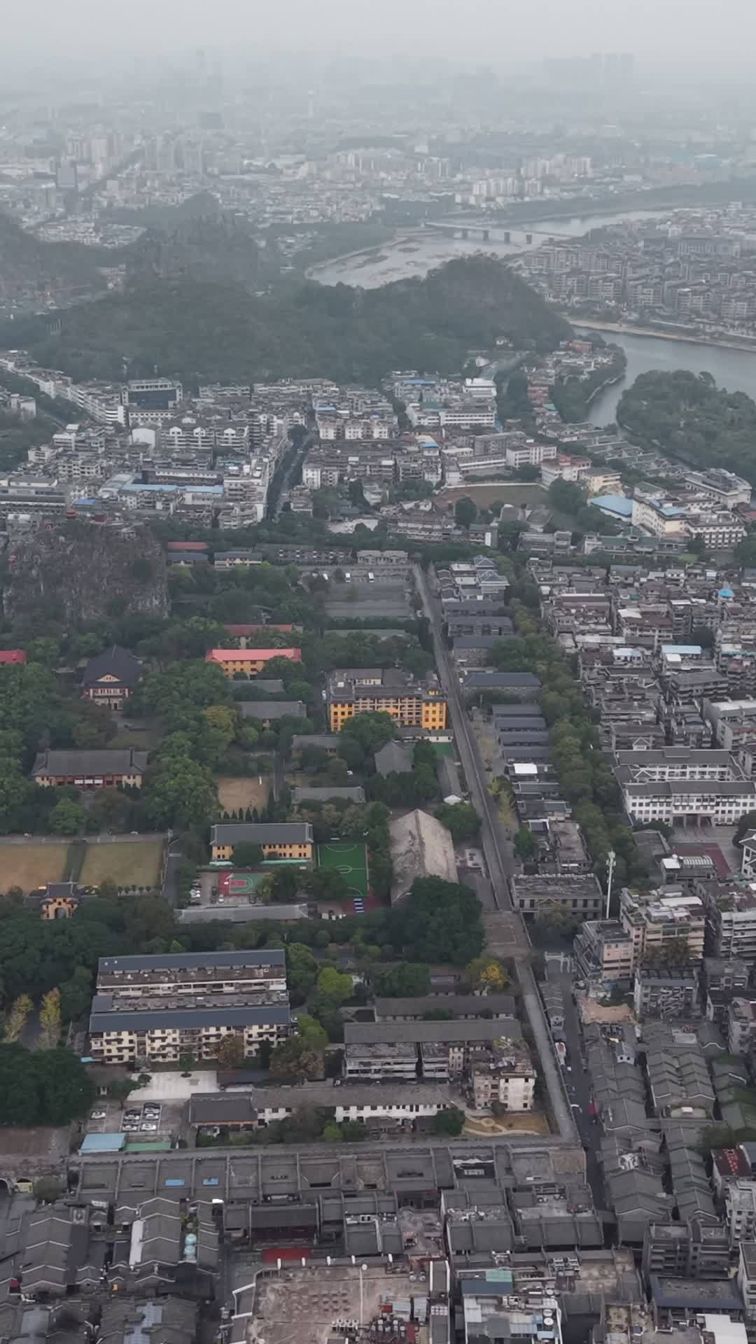 竖版航拍桂林独秀峰王城景区 (2)