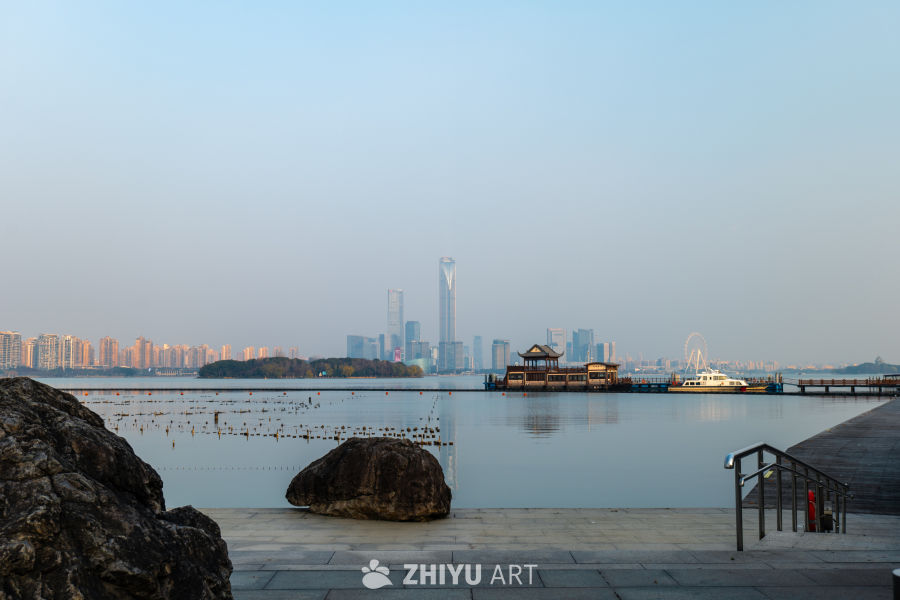 湖畔晨景：城市与自然的交融