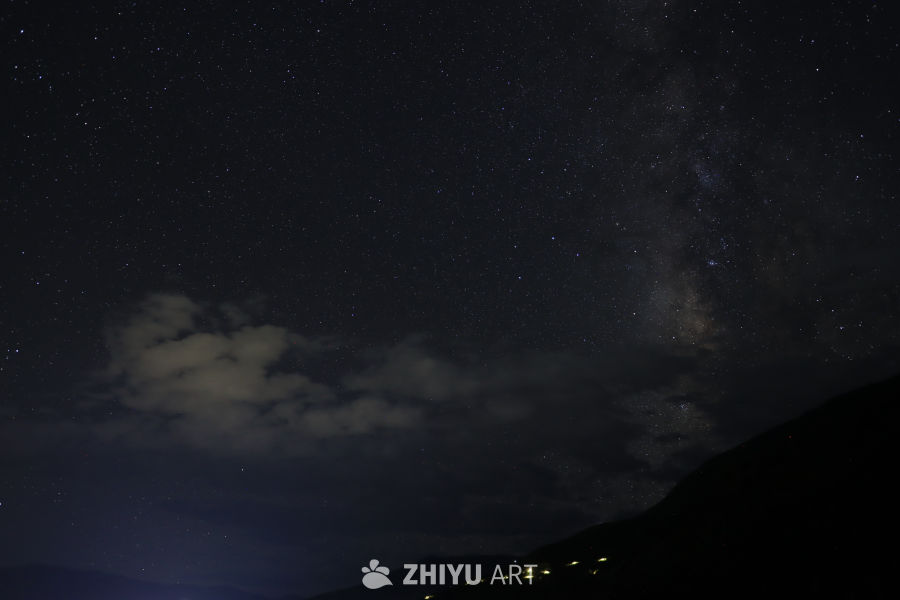 夜幕下的星河与山影