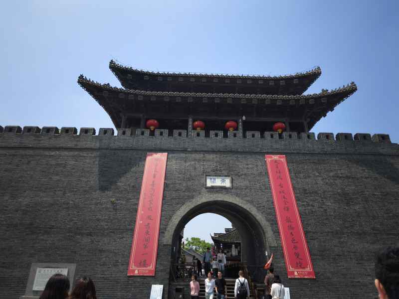 仰望扬州东关街城楼