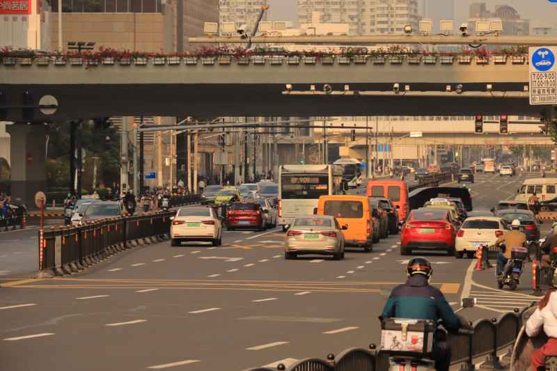 徐汇宜山路与中山西路交叉口车流