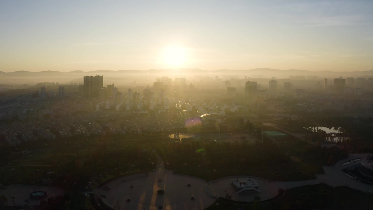 晨雾中的城市公园