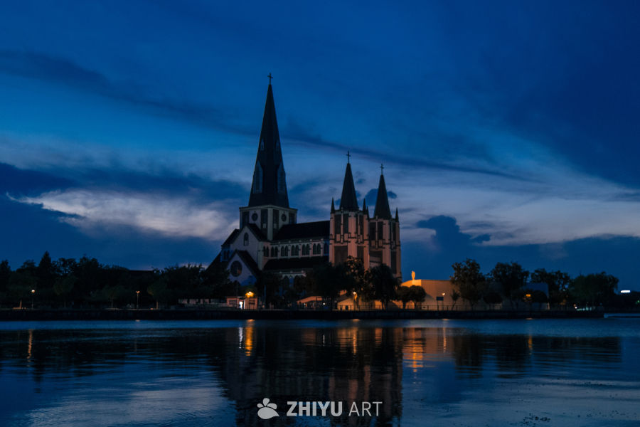 夜幕下的教堂与水面